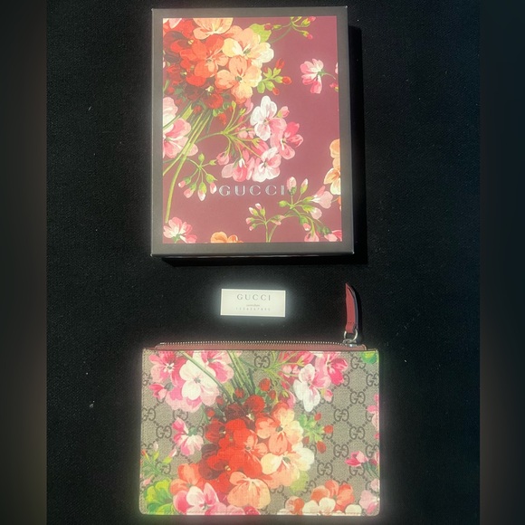 Gucci Handbags - Gucci GG Supreme Bloom Floral Clutch w/ Box